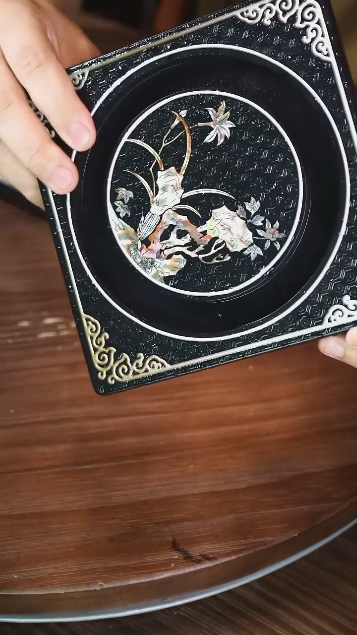 壹藏贰宝龟背螺钿纹壶承