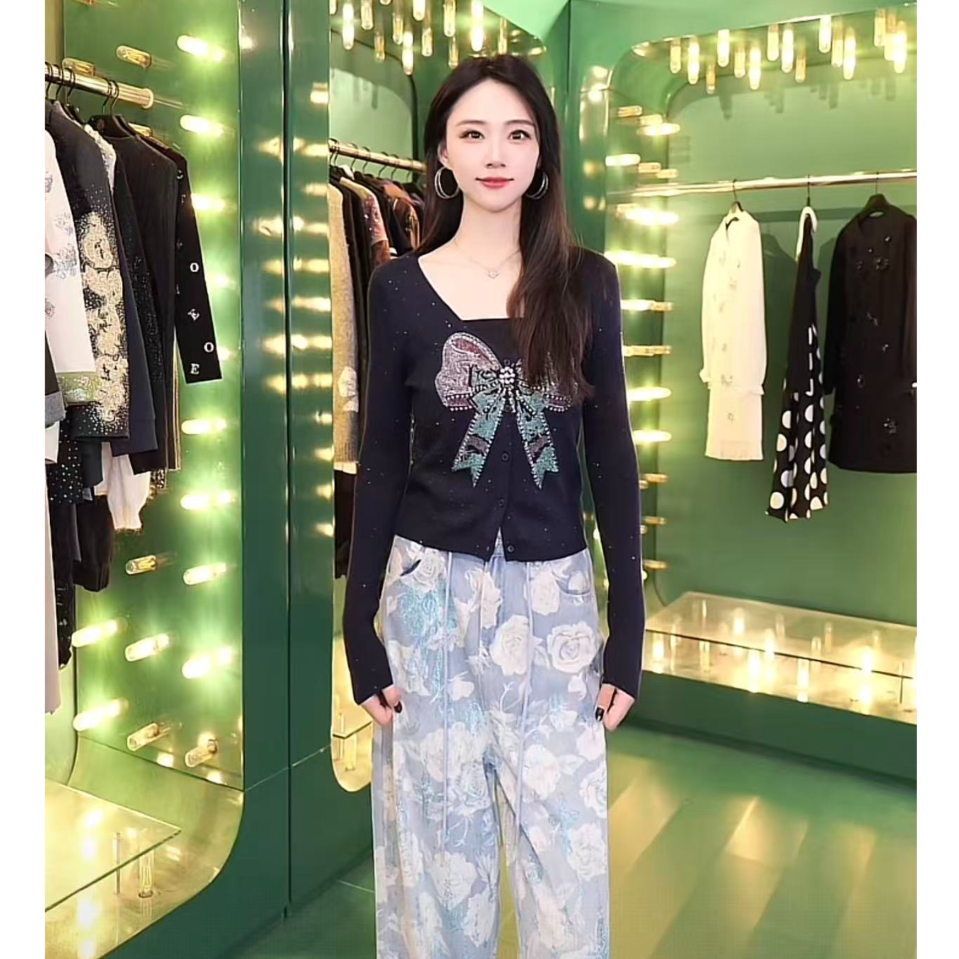 TCH轻奢私服秋款时尚休闲风蝴蝶烫钻淑女蓝色针织开衫T75C43E5028