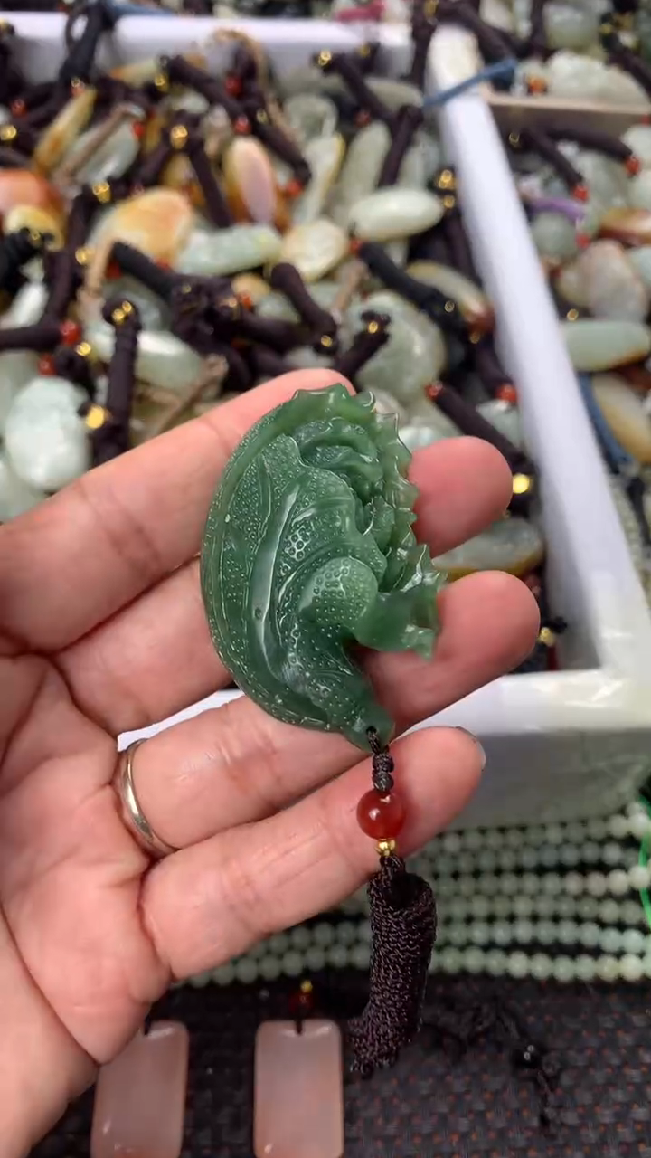 【闪购商品】和田玉颈饰未镶嵌多样性发货没有证书，拍一发一.有瑕