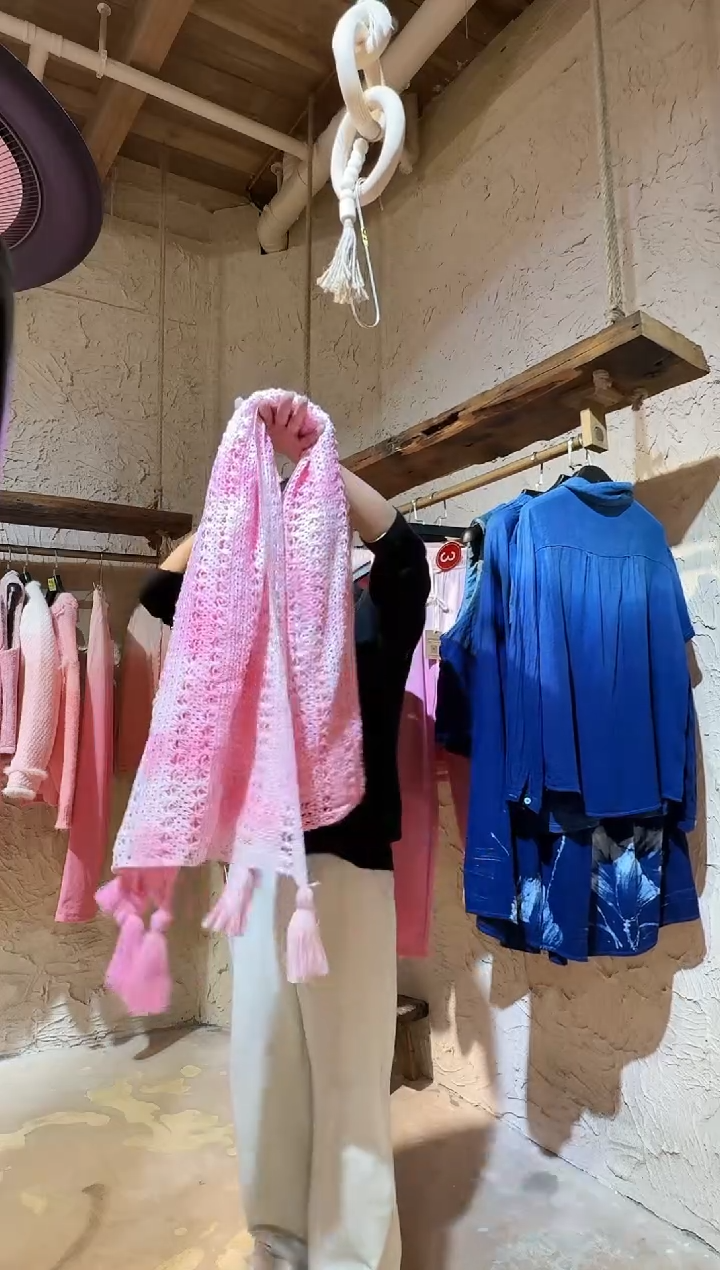 粉染植物染镂空披肩