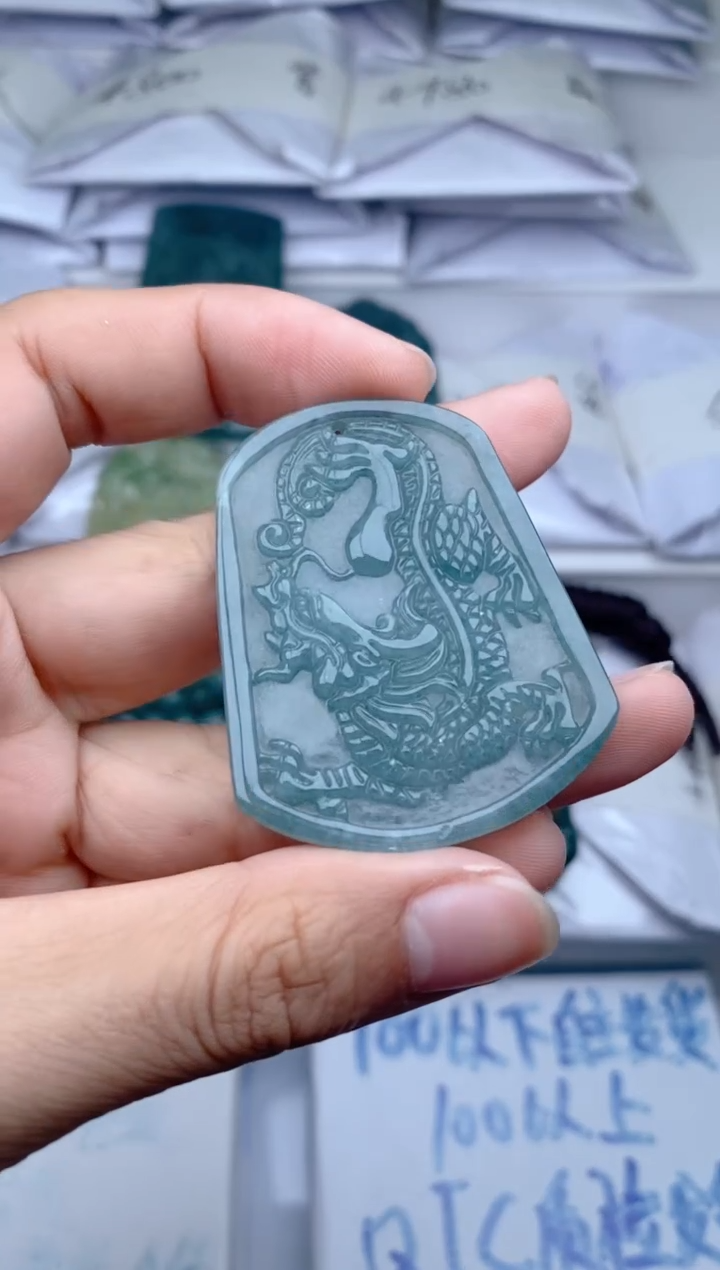颈饰未镶嵌翡翠 