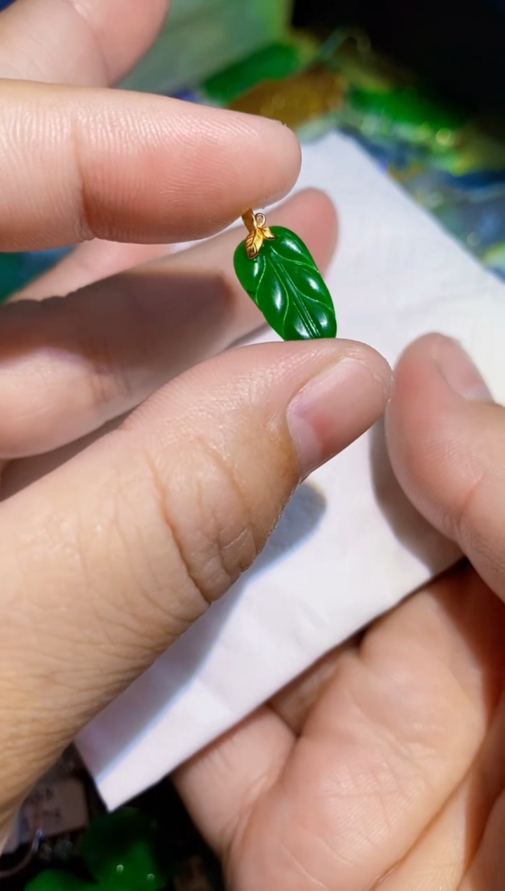 翡翠18K金镶嵌颈饰吊坠