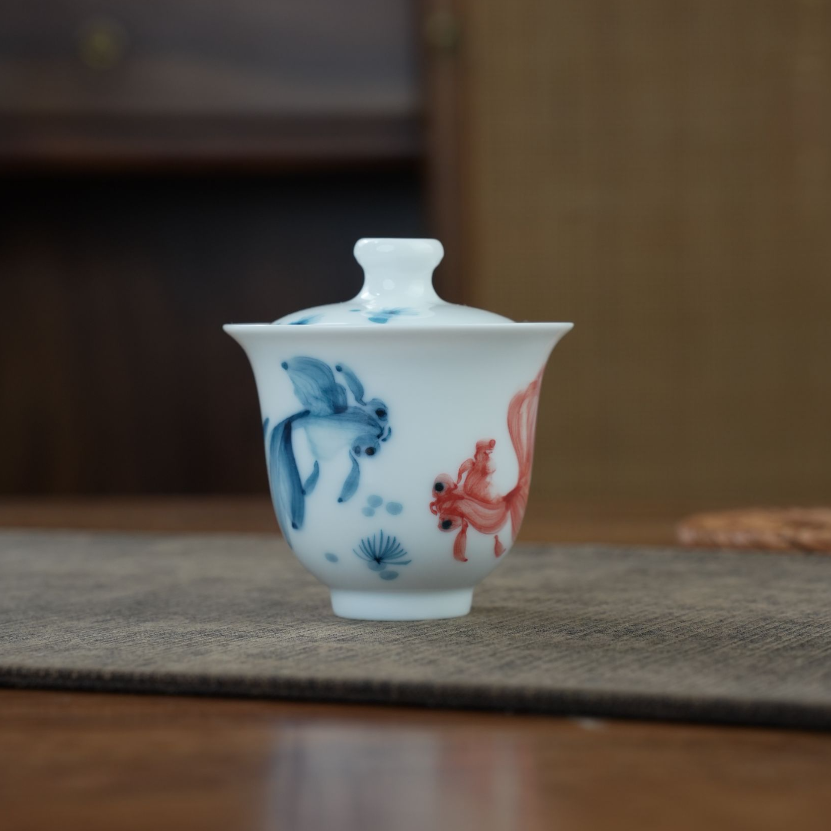 纯手绘高温釉下彩红蓝锦鲤二才美人备盖碗