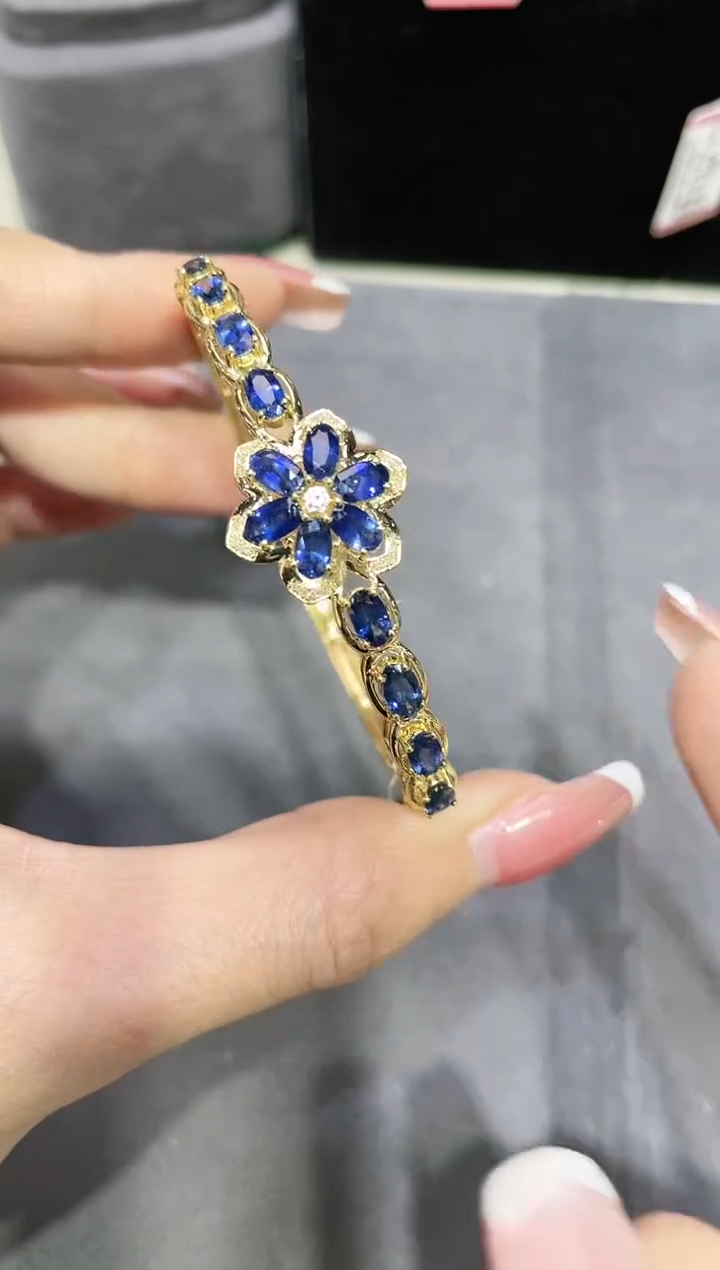 18K金镶嵌蓝宝石手镯