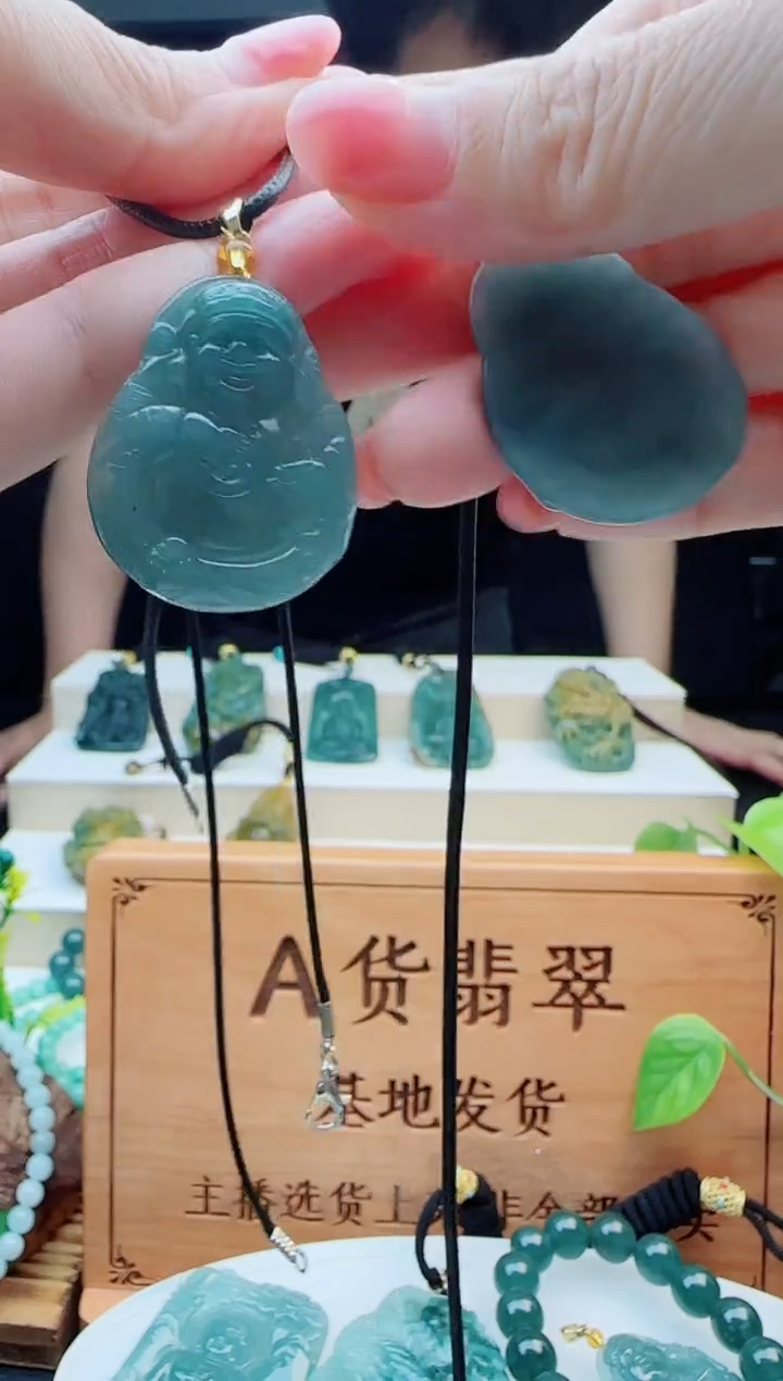 翡翠未镶嵌颈饰多样性发货其中一件