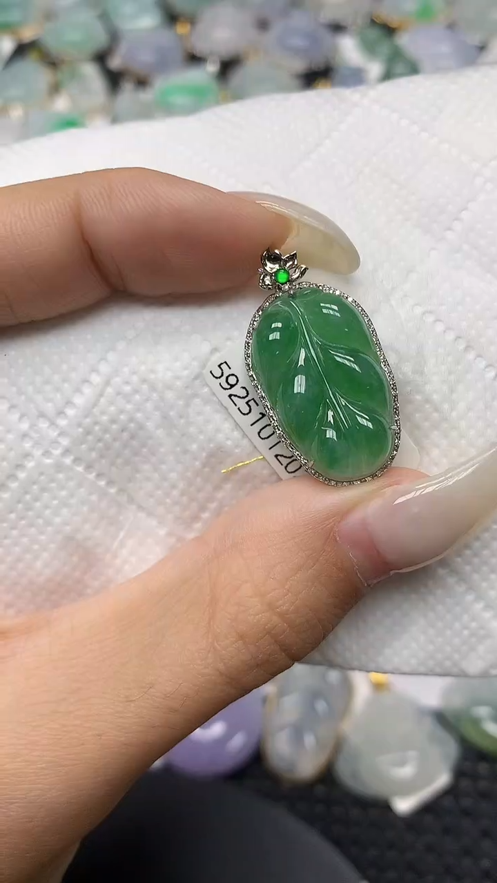 颈饰18K金镶嵌翡翠11111111111