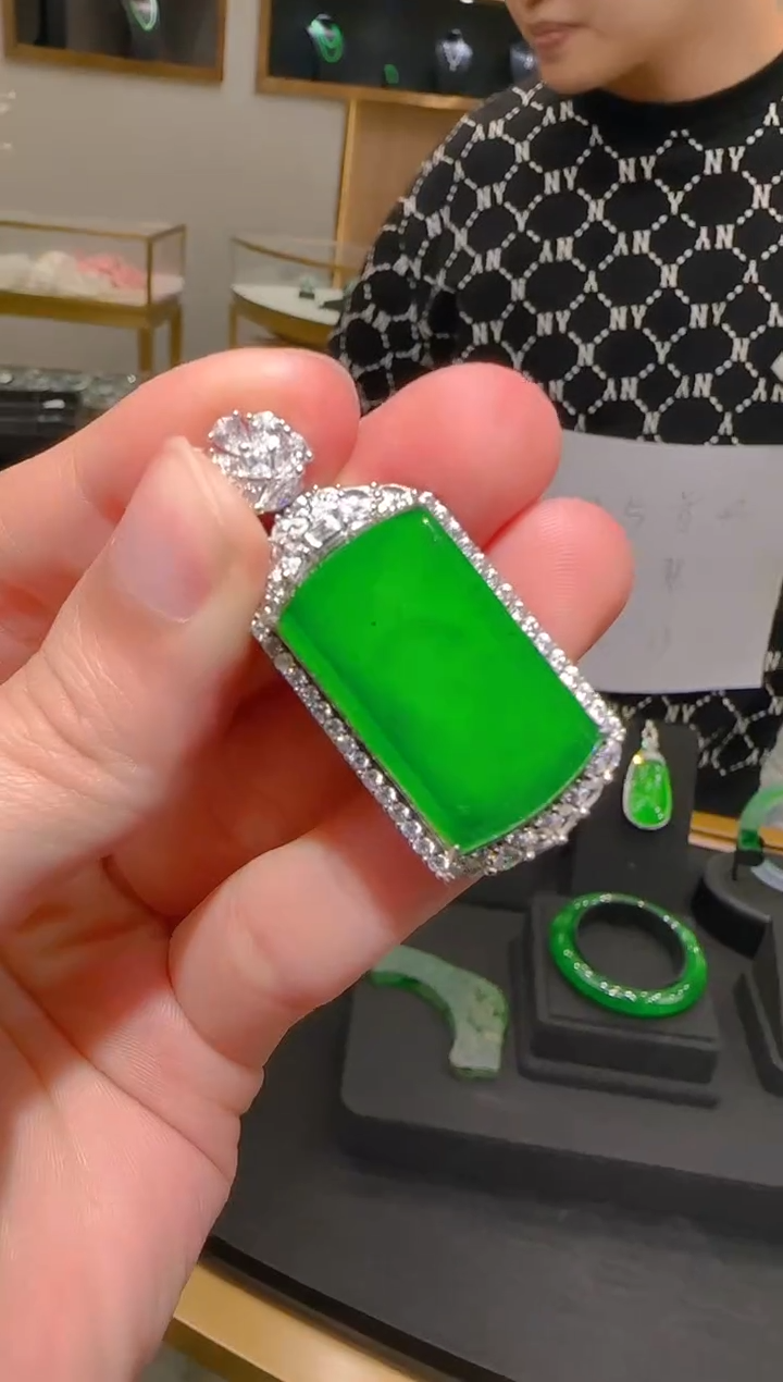 【闪购商品】翡翠吊坠(赠链)银S925镶嵌天然翡翠A货多样性发一件