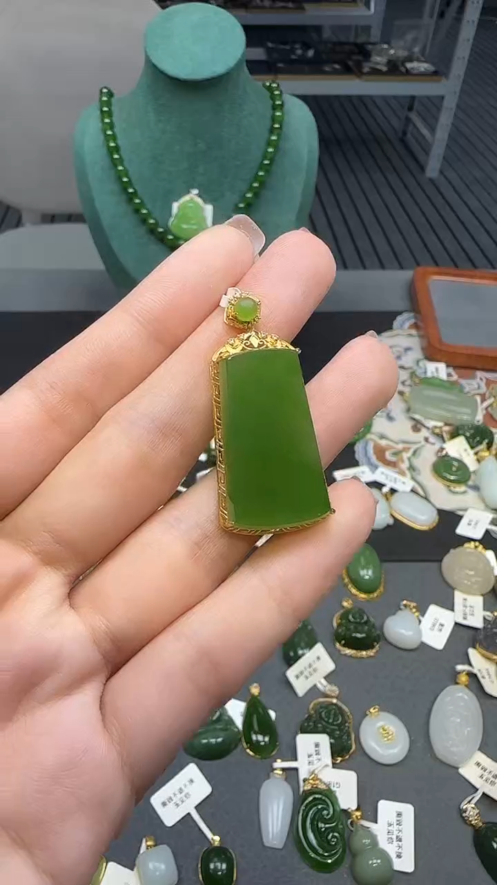 18K金镶嵌和田玉挂件1