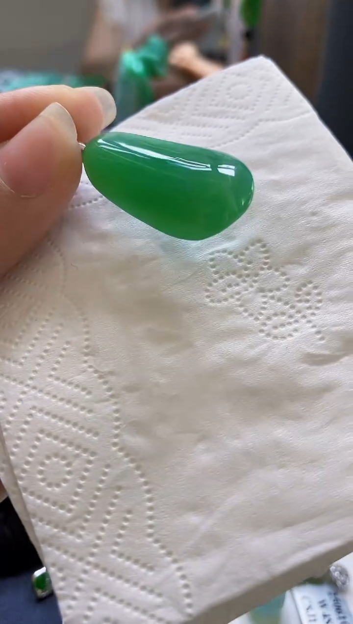 翡翠18K金镶嵌颈饰瓜