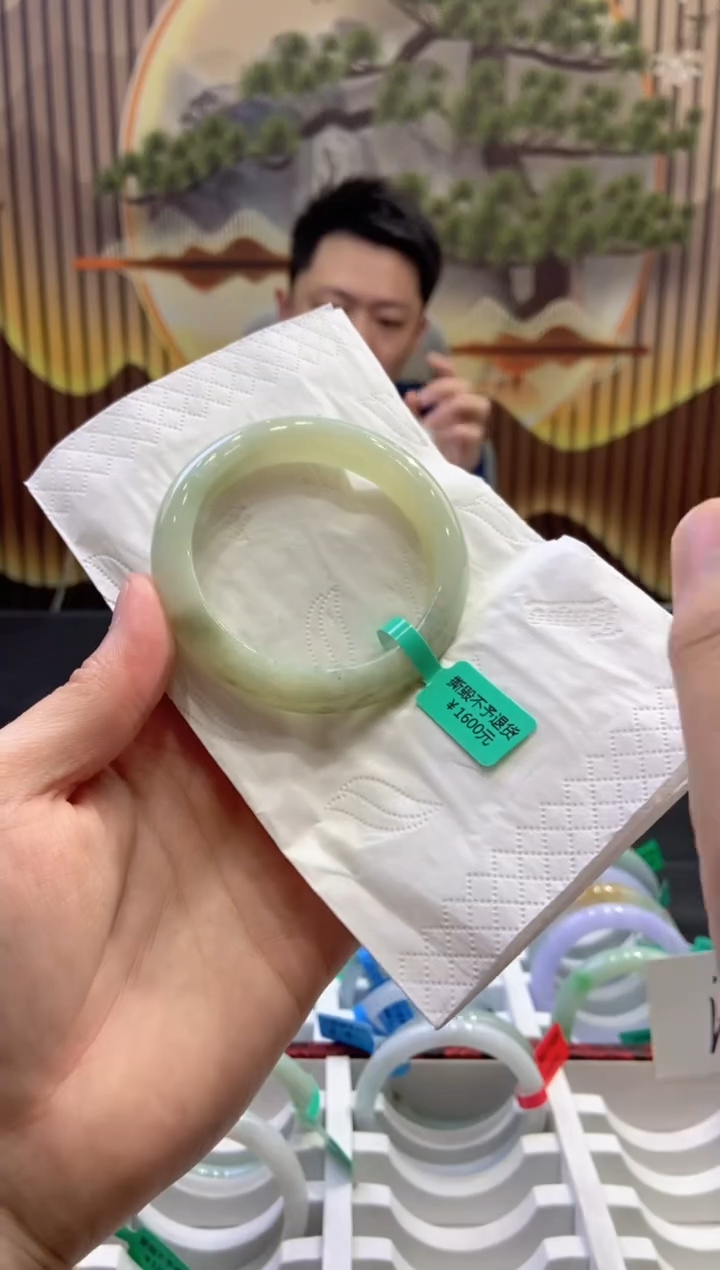 翡翠手镯未镶嵌多人05686