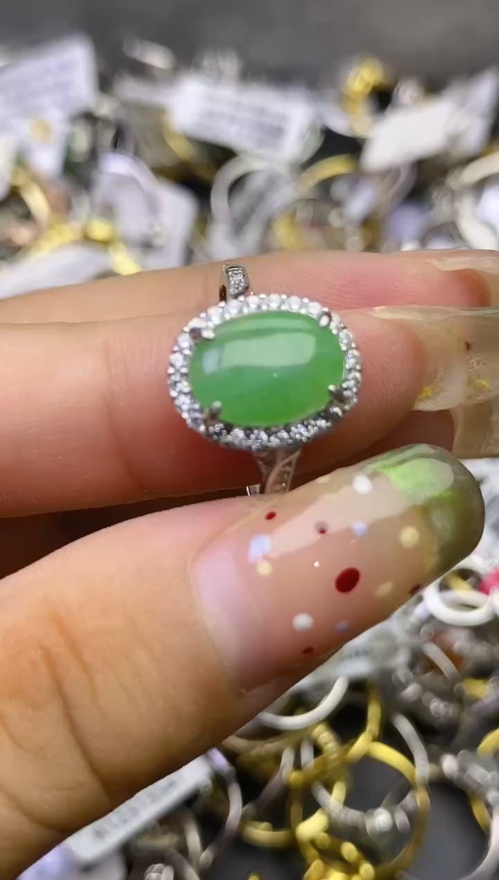 翡翠戒指未镶嵌百内无证书