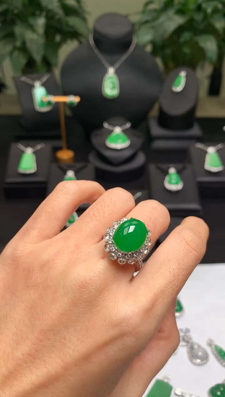 18K金镶嵌戒指翡翠戒指