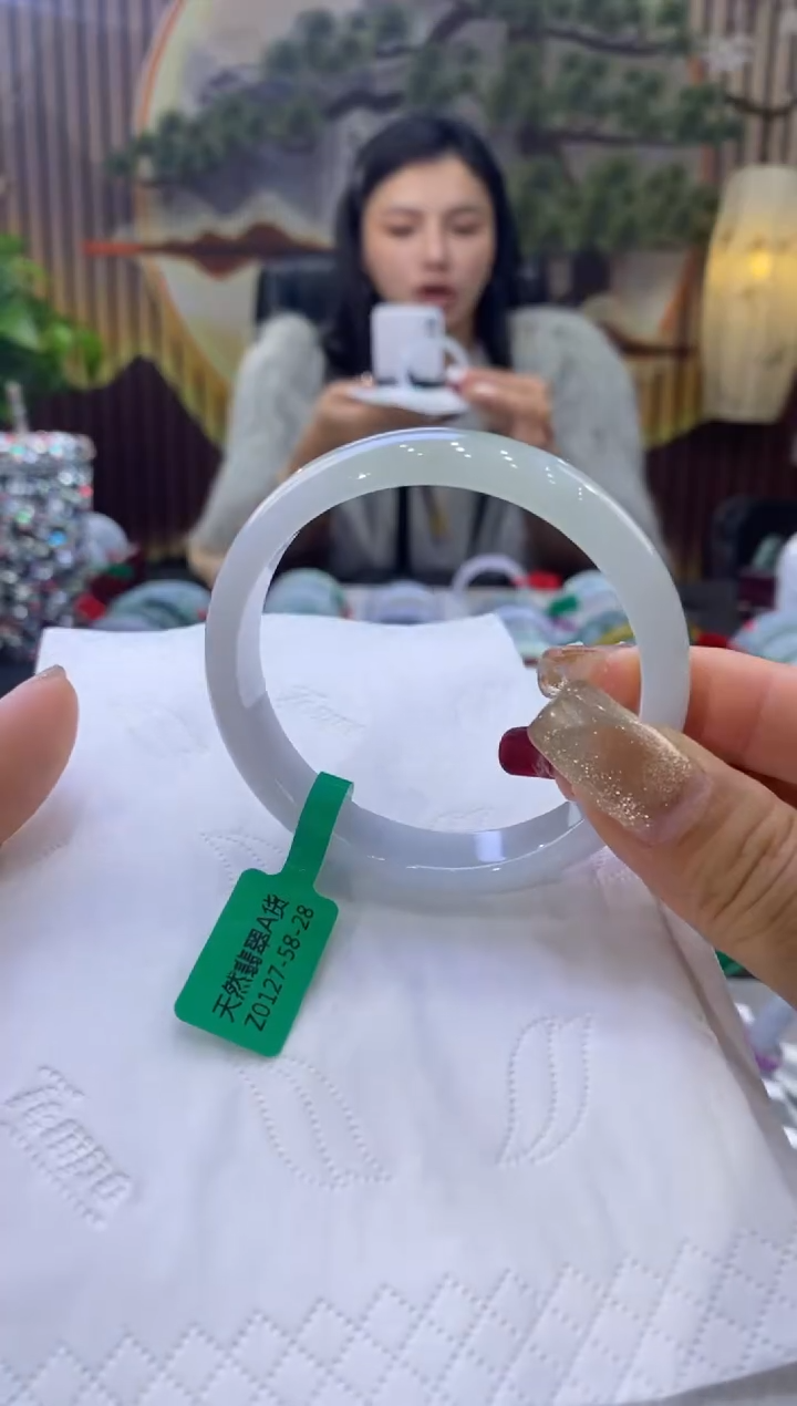 【闪购商品】翡翠手镯未镶嵌多人06572