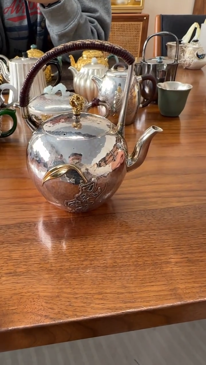 寸发标 手造锤纹錾刻嵌金清风翠石 提梁壶