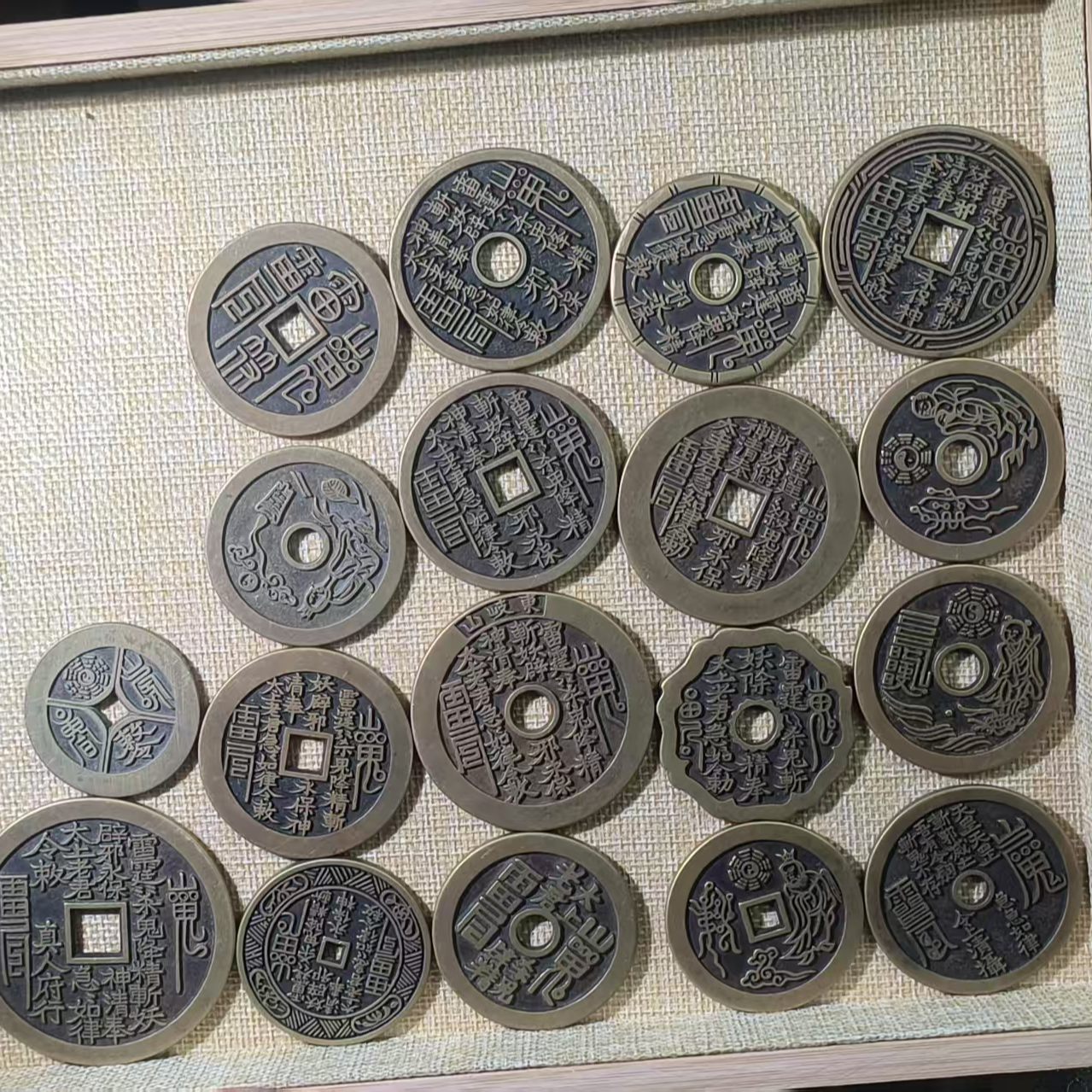 现代仿制工艺品山花一套