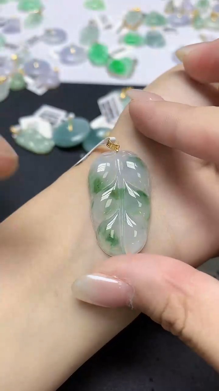 翡翠18K金镶嵌颈饰天然缅甸翡翠A货