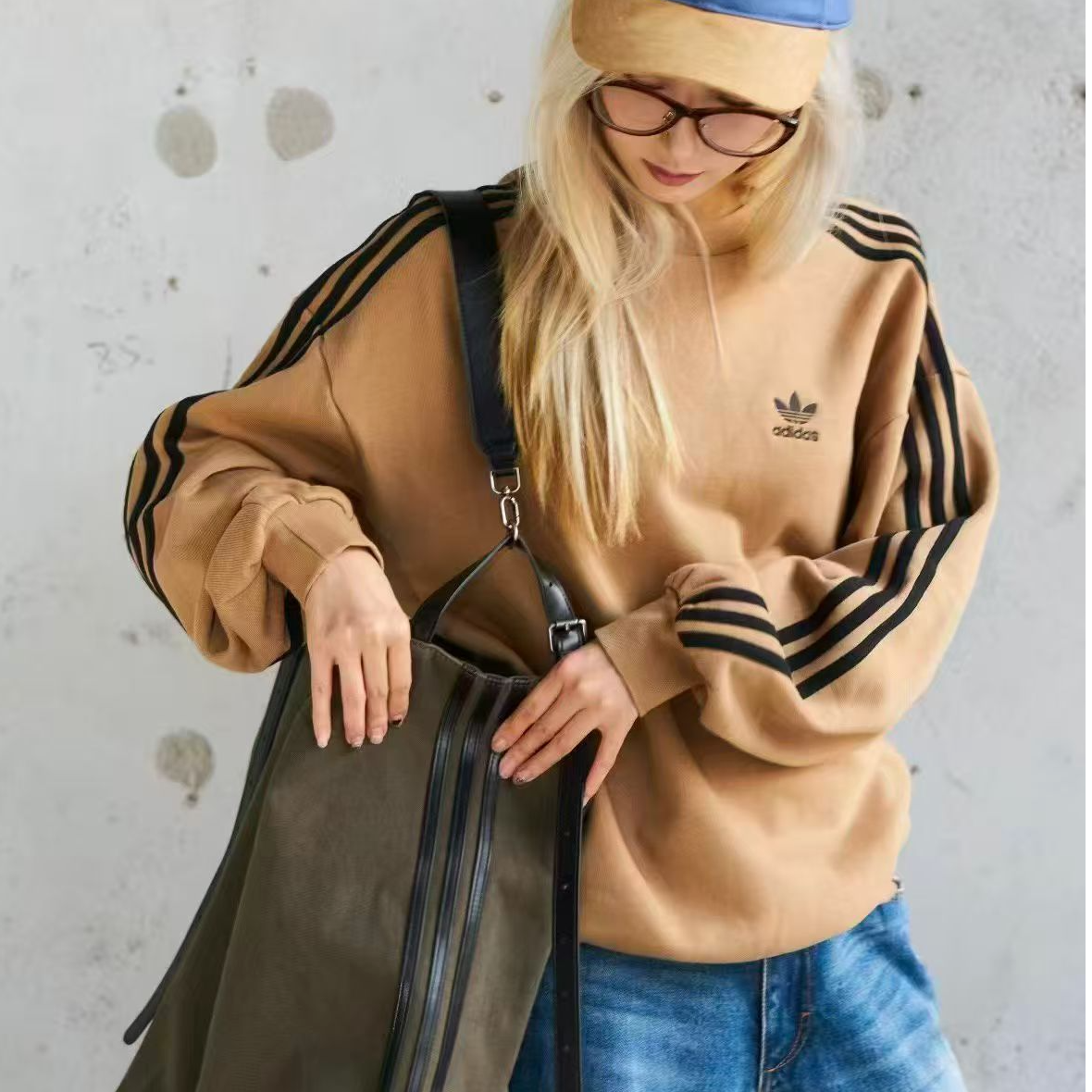 adidas/阿迪达斯新款 三叶草经典宽松圆领运动卫衣套头衫KD1833