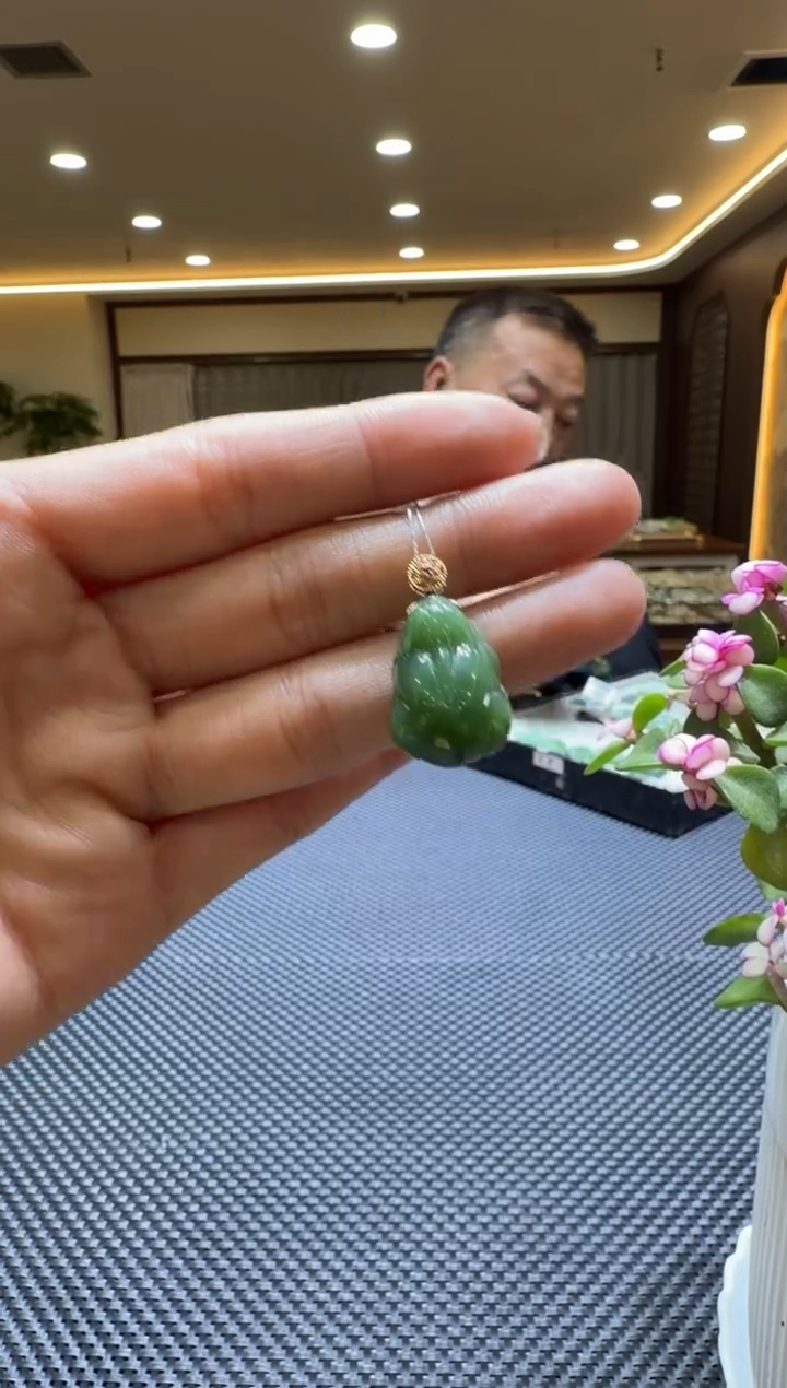 颈饰18K金镶嵌和田玉挂件