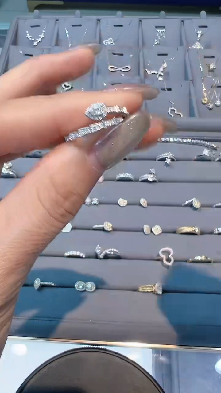 【闪购商品】钻石戒指/指环18K金镶嵌戒指