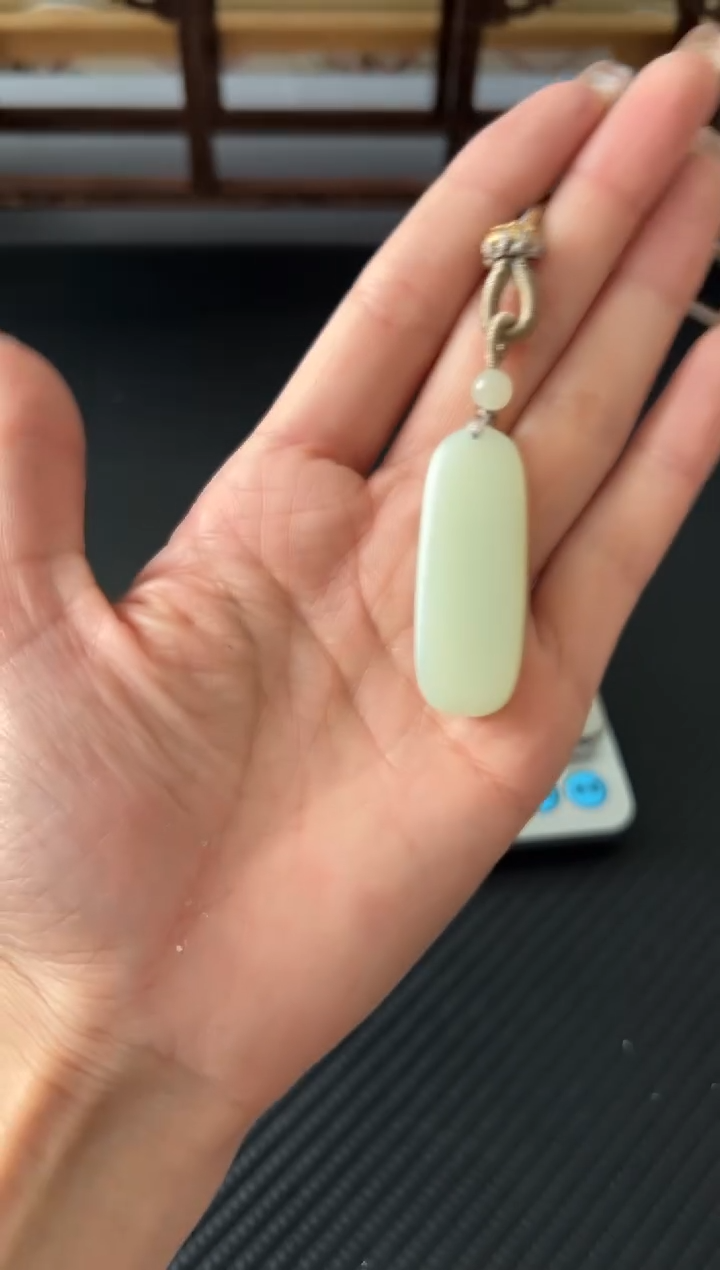 吊坠(赠链)未镶嵌和田玉且末微色差迪克兰一细吊坠