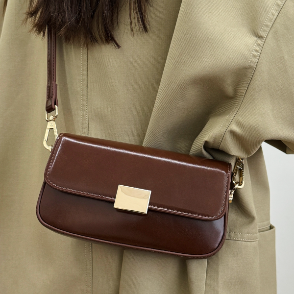 高级感复古女士包包2025新款潮质感百搭通勤链条斜挎包森系小方包