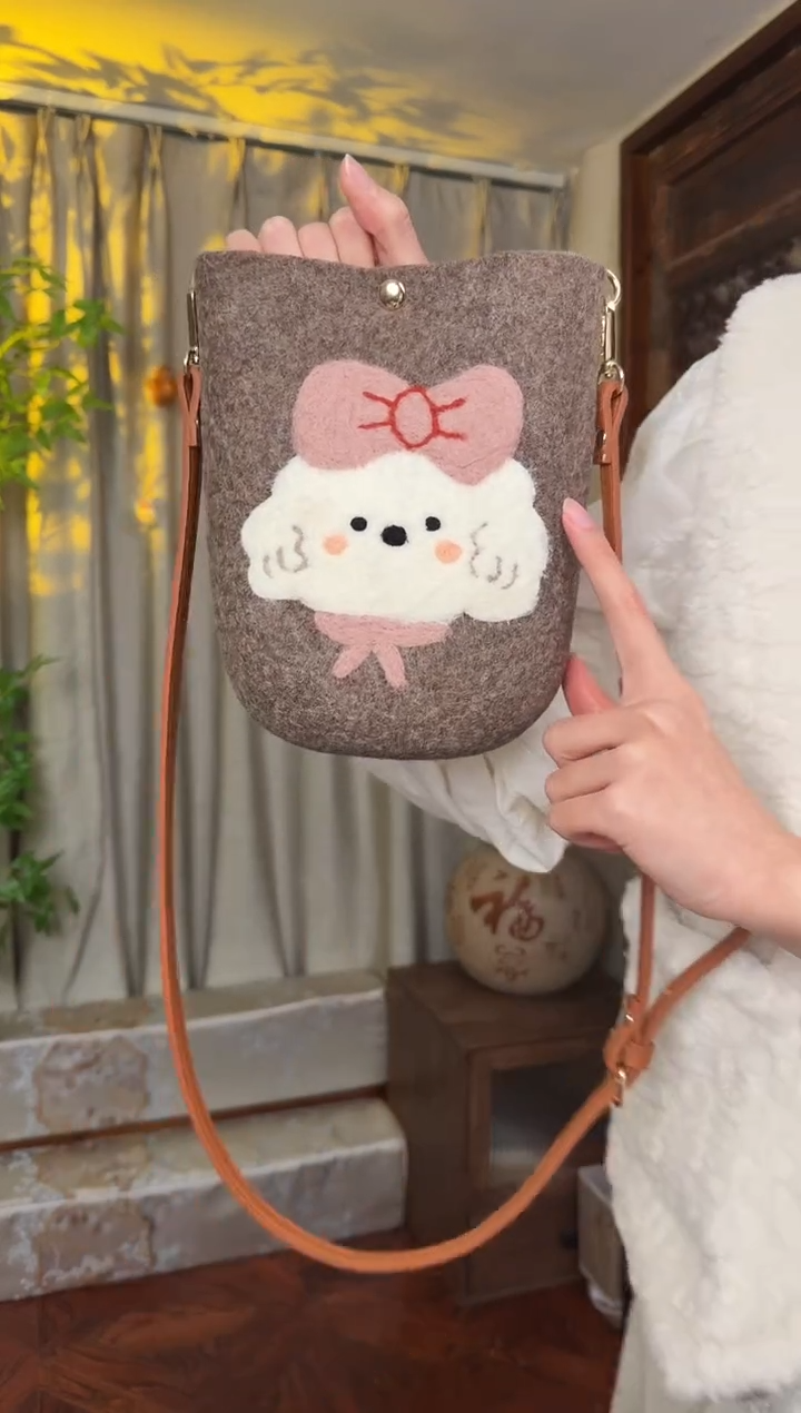 羊毛非遗羊毛毡包 手机包小狗