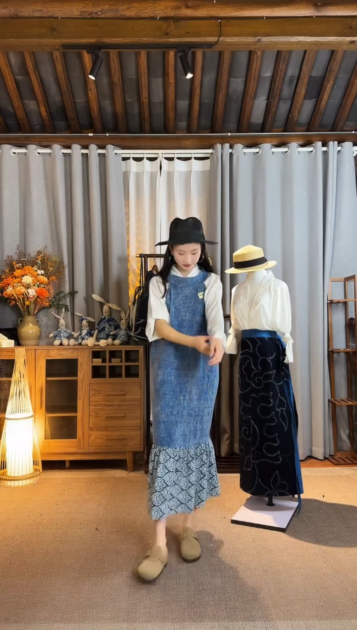 【闪购商品】设计师款挂脖蓝连衣裙