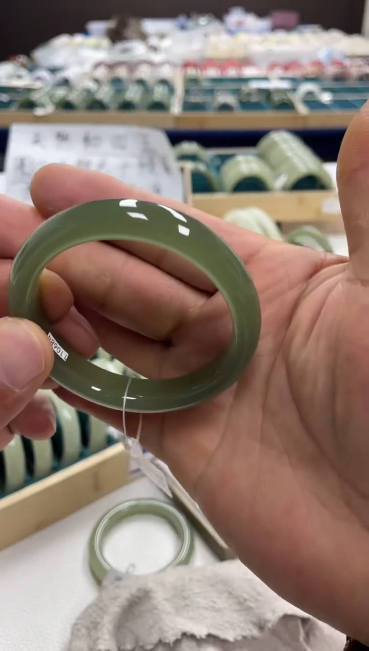 未镶嵌手镯和田玉焦**盐和田玉手镯700027