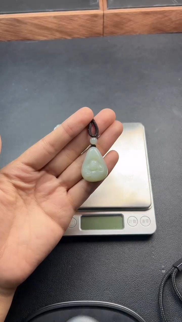 吊坠(赠链)未镶嵌和田玉且末微色差近矿吊坠