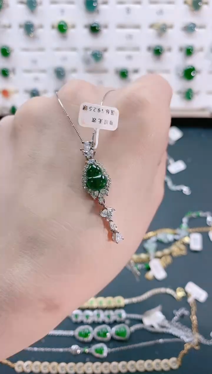 【闪购商品】翡翠颈饰银S925镶嵌天然翡翠
