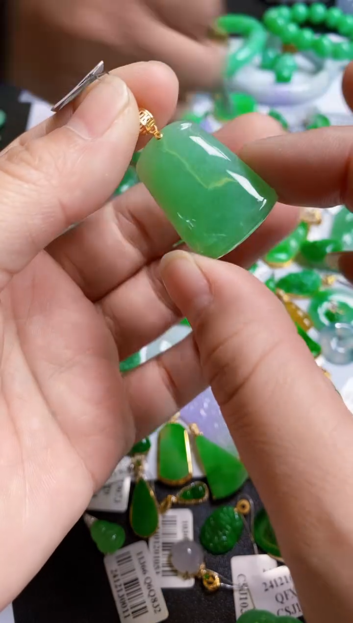 【闪购商品】翡翠颈饰18K金镶嵌吊坠