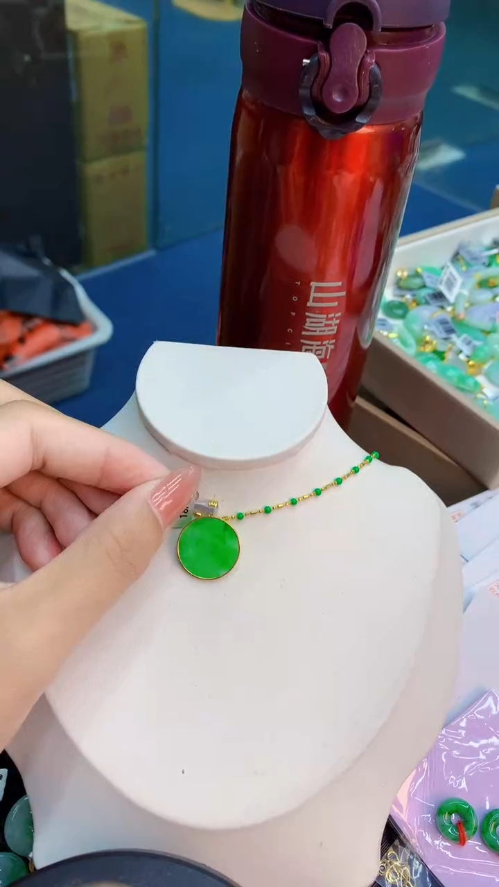 翡翠18K金镶嵌颈饰          1
