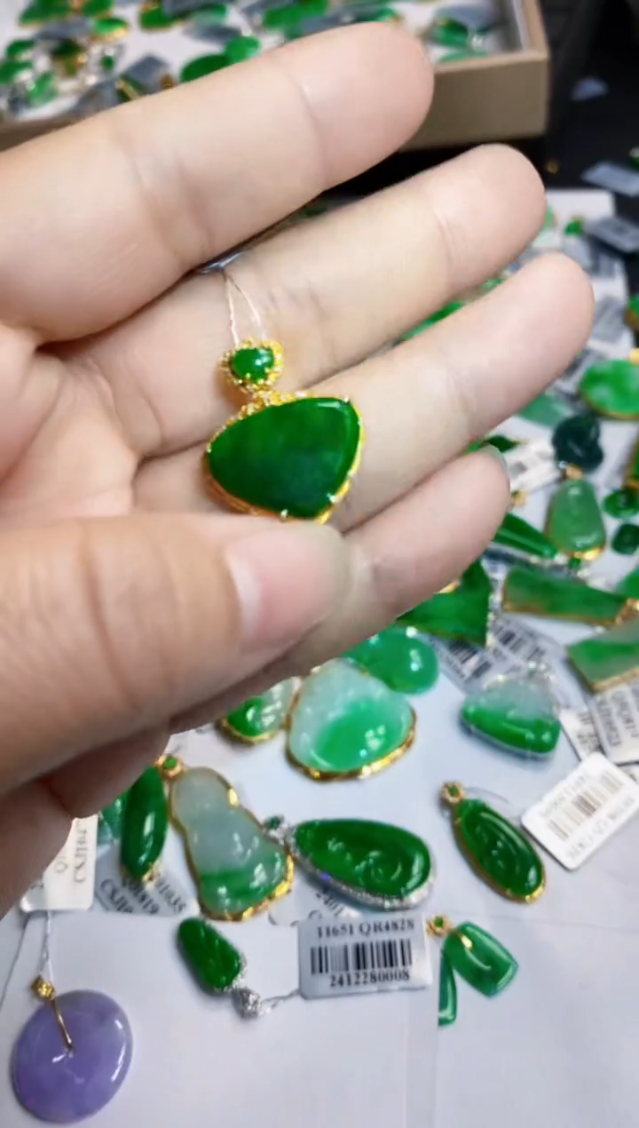 【闪购商品】翡翠颈饰18K金镶嵌吊坠