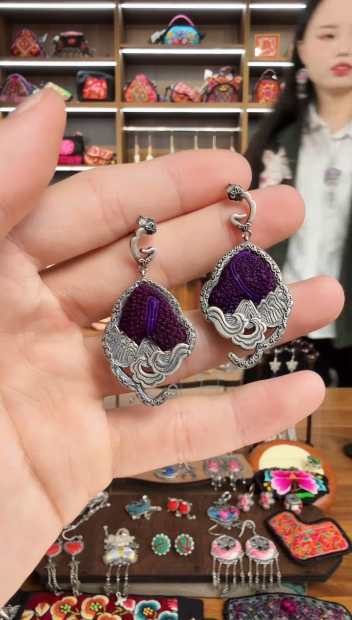 【闪购商品】织绣40蒙阿苏苗绣传承