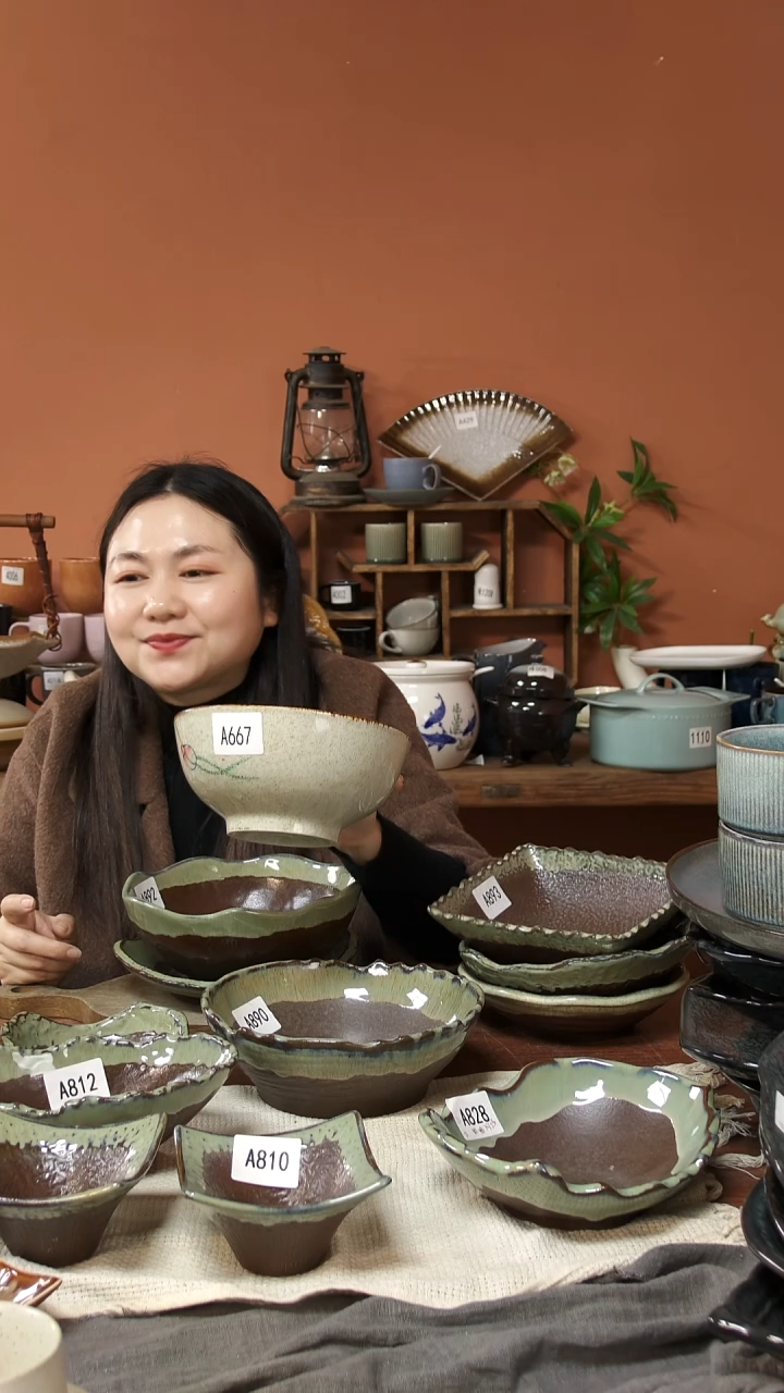 陶瓷A667 一只手绘荷花黑点18*8.5碗可能微瑕18*8.5