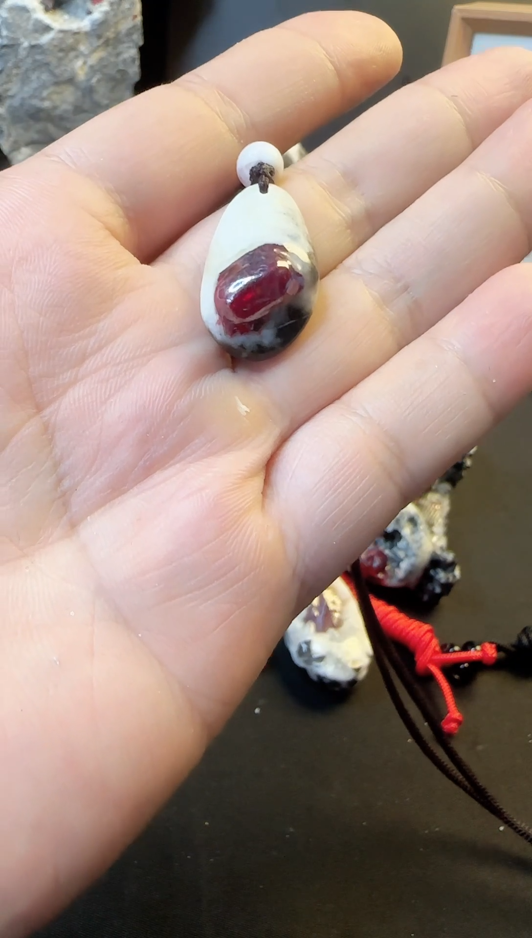 天然辰砂朱砂晶体原石随形吊坠挂件