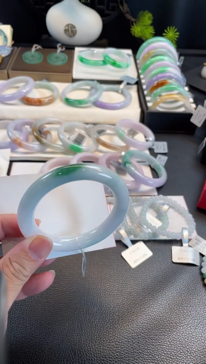 未镶嵌手镯翡翠58圆条 有纹 有瑕疵