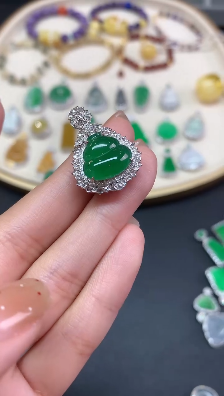 【闪购商品】翡翠吊坠(不含链)18K金镶嵌吊坠A440|29800