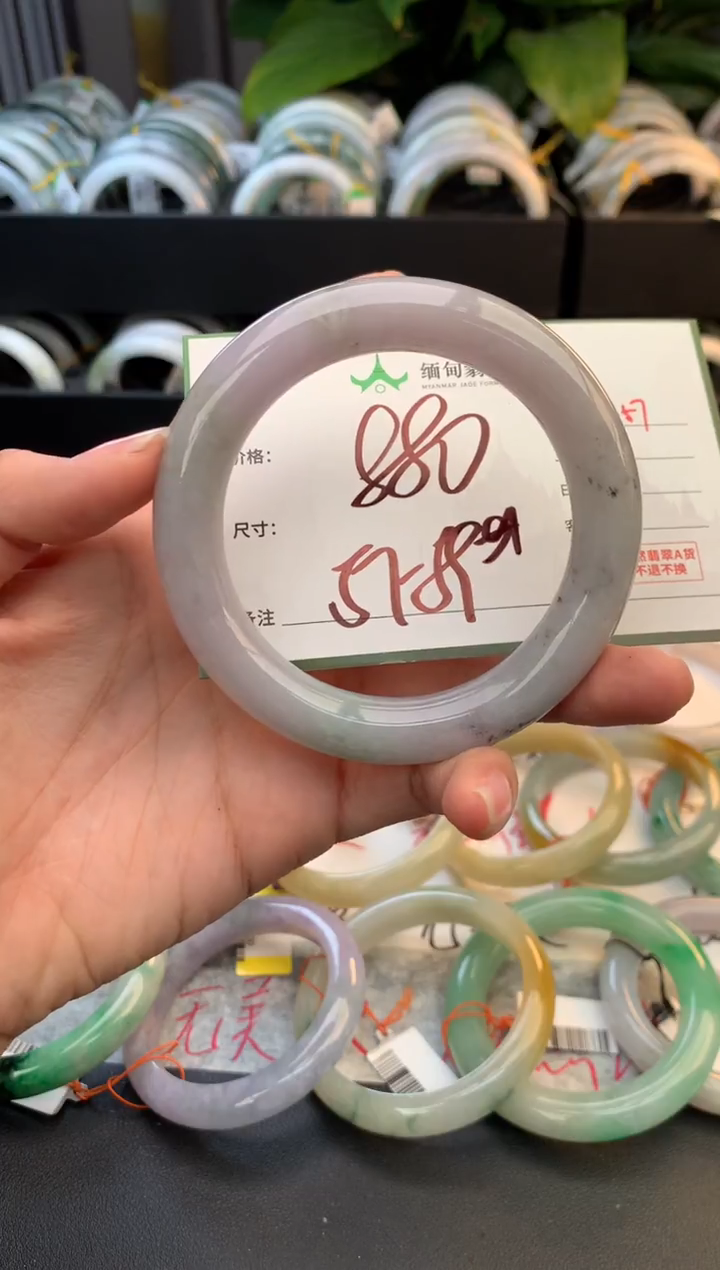 未镶嵌定制翡翠毛货需精细抛光+多人