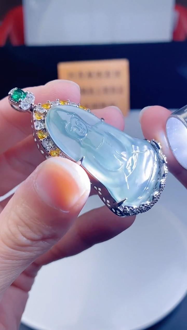 颈饰未镶嵌翡翠  