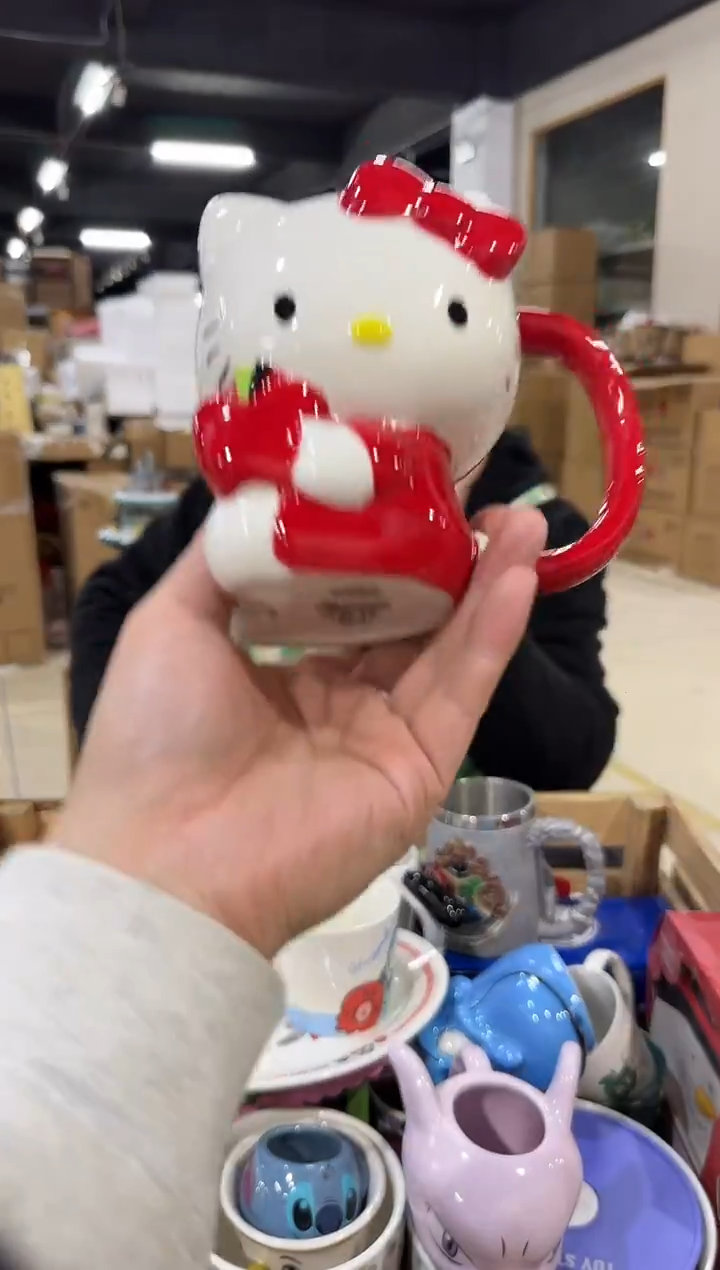 瓷片红色kt猫抱苹果全身杯