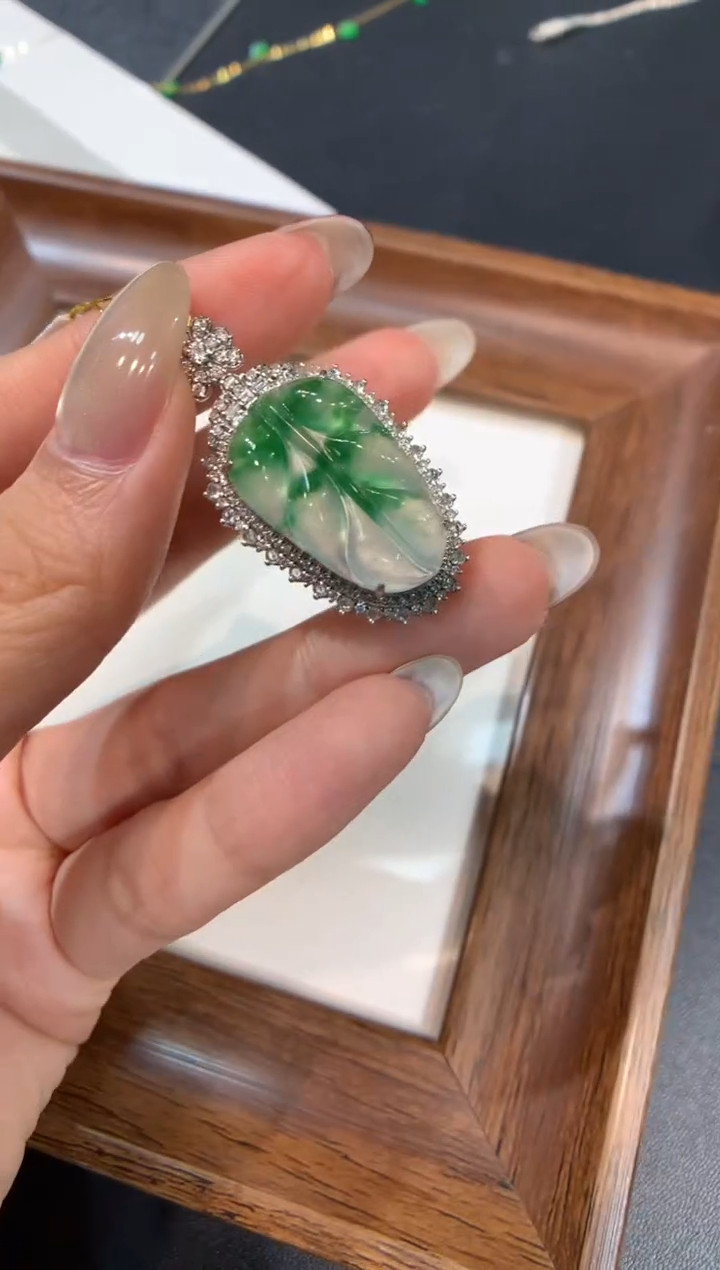颈饰18K金镶嵌翡翠叶子
