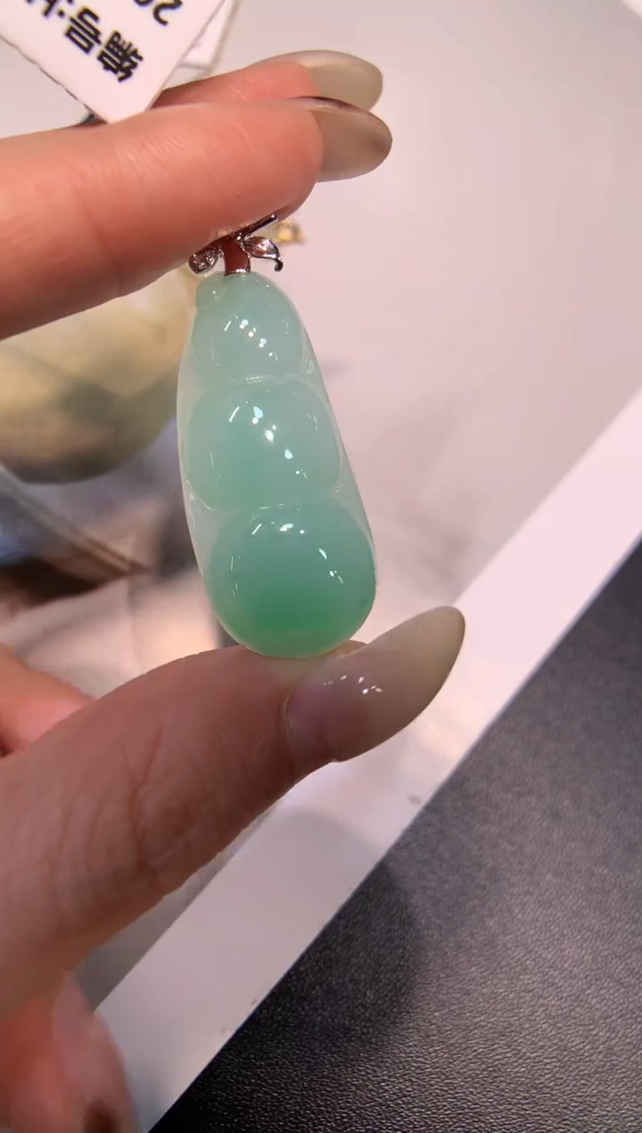颈饰18K金镶嵌翡翠福豆