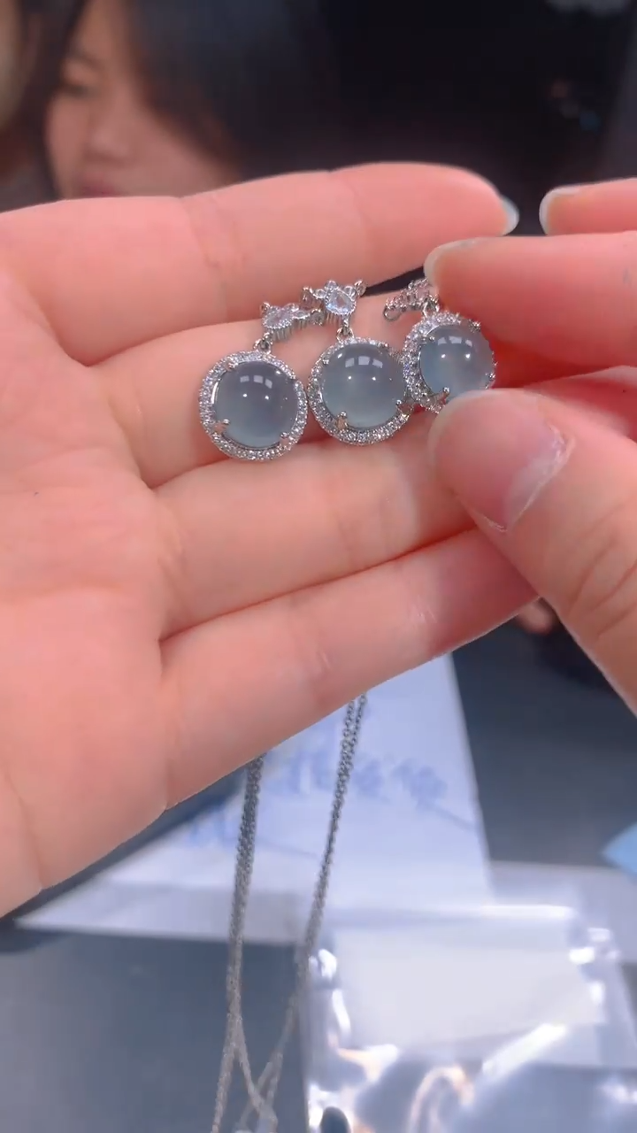 【闪购商品】定制翡翠未镶嵌18定制翡翠，多样性发货（发其一）