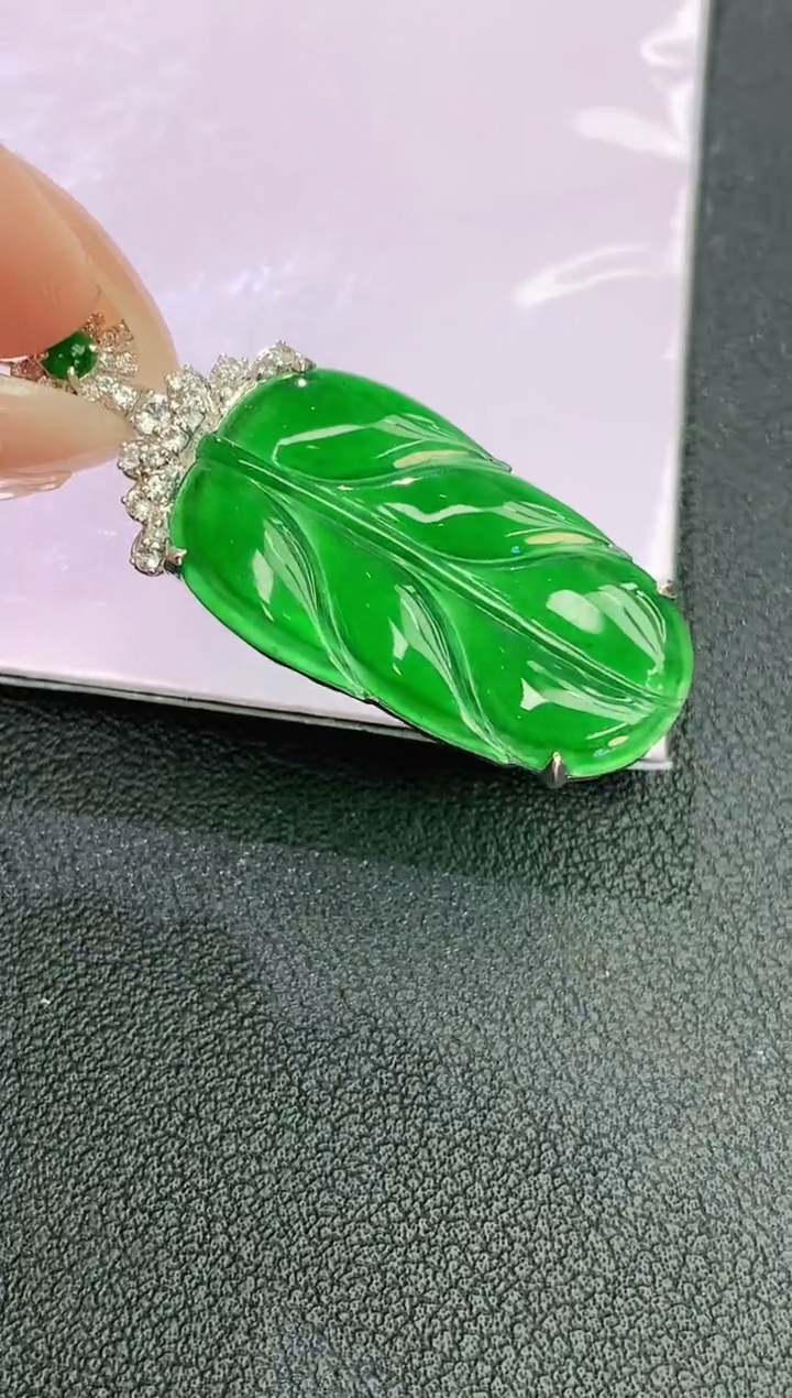 颈饰18K金镶嵌翡翠赠礼盒证书 麦麦