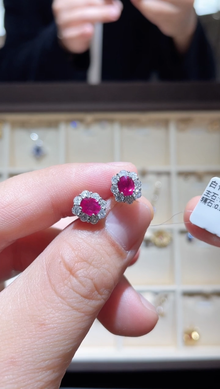 【闪购商品】红宝石耳饰18K金镶嵌1.21ct