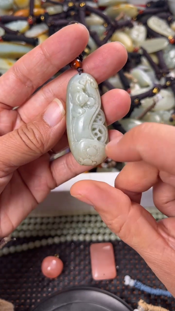 【闪购商品】和田玉颈饰未镶嵌多样性发货没有证书拍一发一有瑕