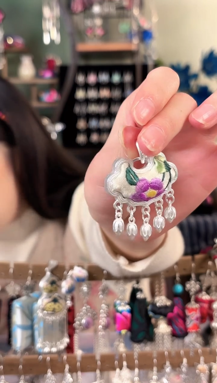 彩云南阁非遗老绣饰品585*