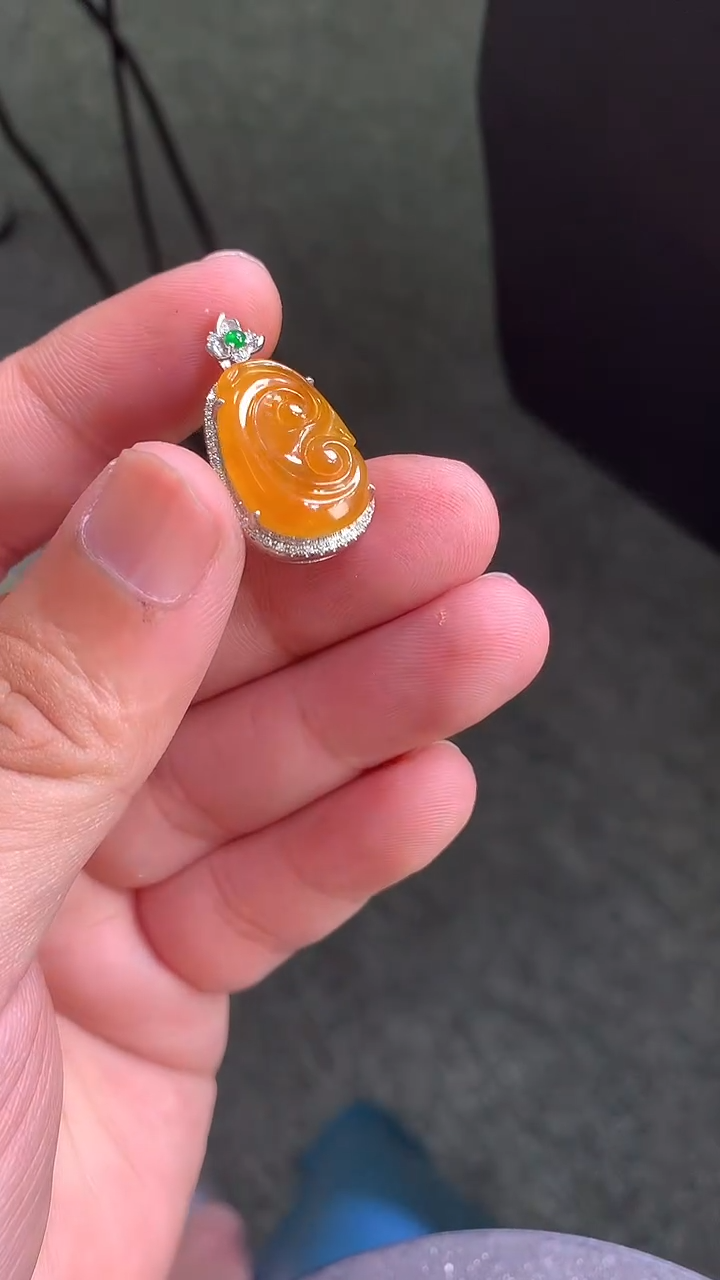 翡翠18K金镶嵌颈饰如意