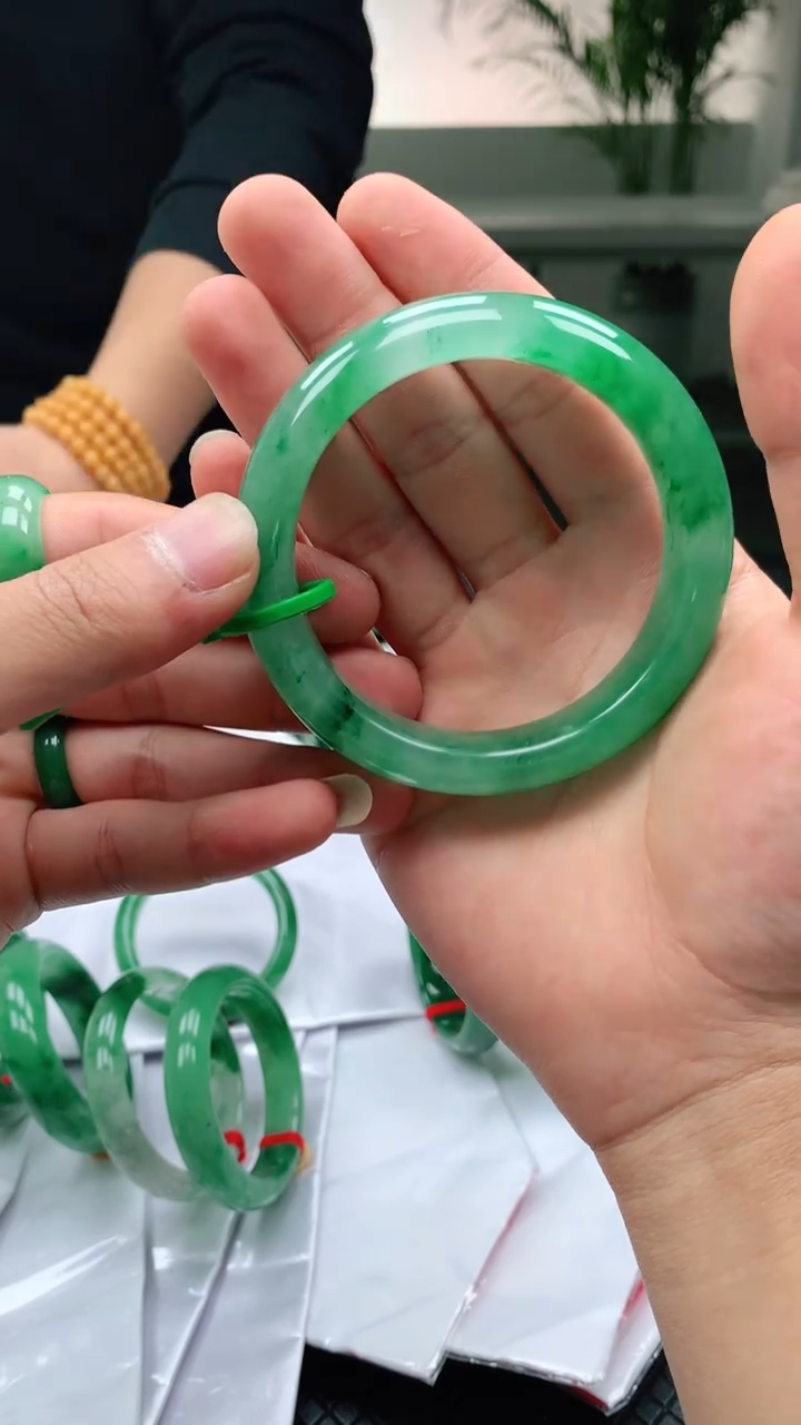 【闪购商品】石英质玉手镯未镶嵌冰飘花手镯